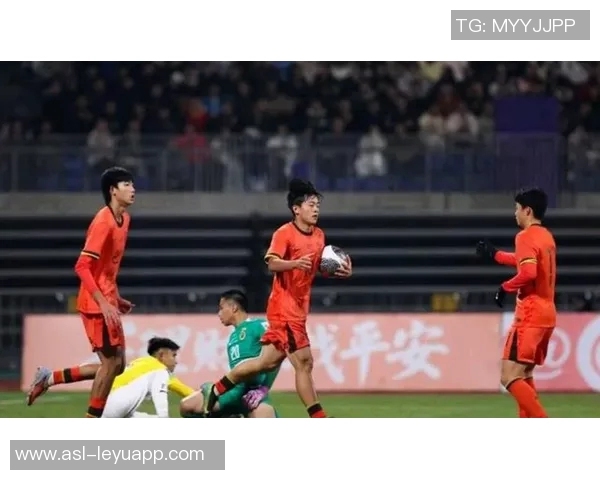 U16国足角球混战进球被判无效裁判未响哨引发争议