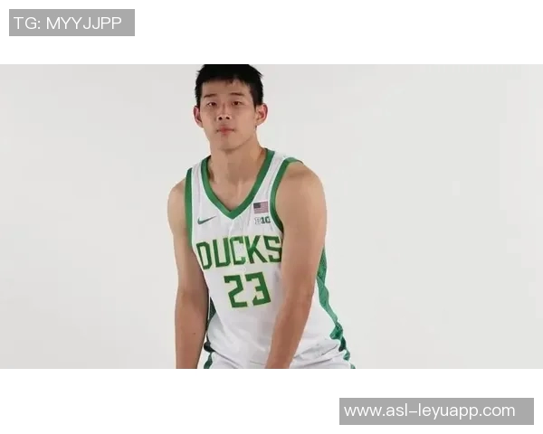 林葳在俄勒冈大学积极训练与队友们共同参与团建活动展现团队精神