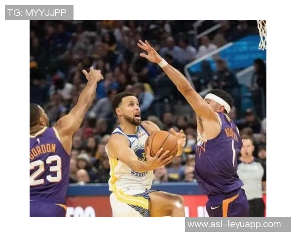 库里半场表现亮眼砍下15分5板4助助力球队取得领先